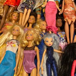 A Bounch Of Pretty Barbies 