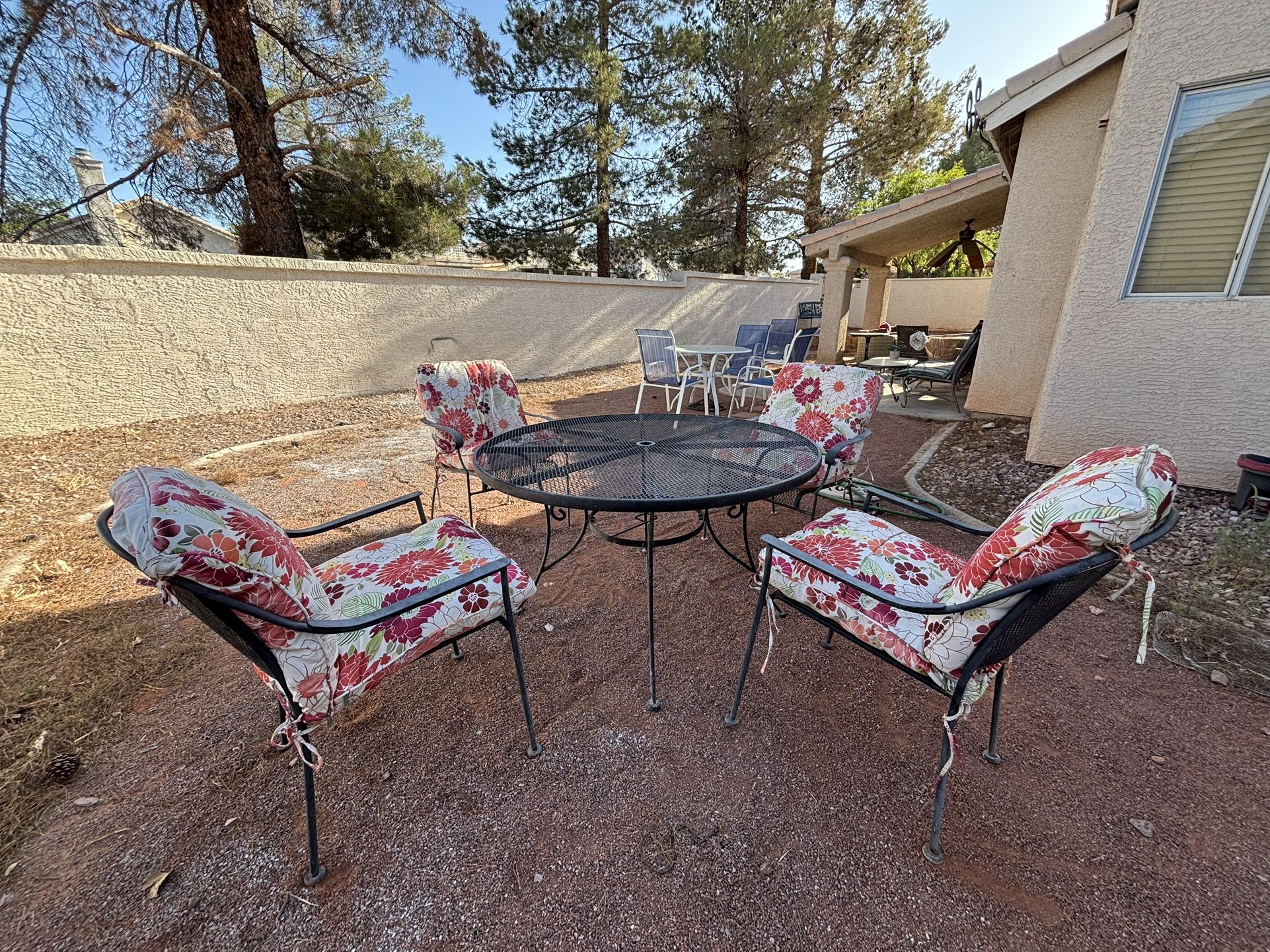 Metal patio table set with cushion,can deliver
