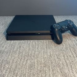 PS4 Slim 