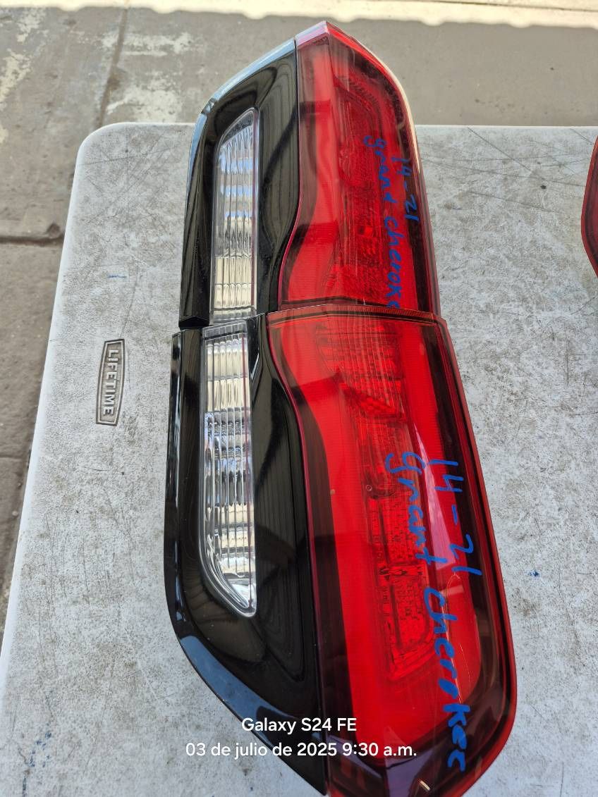 Jeep Grand Cherokee Tail Light Tailgate Oem