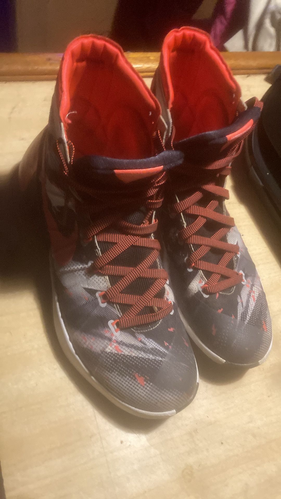 Basketball shoes