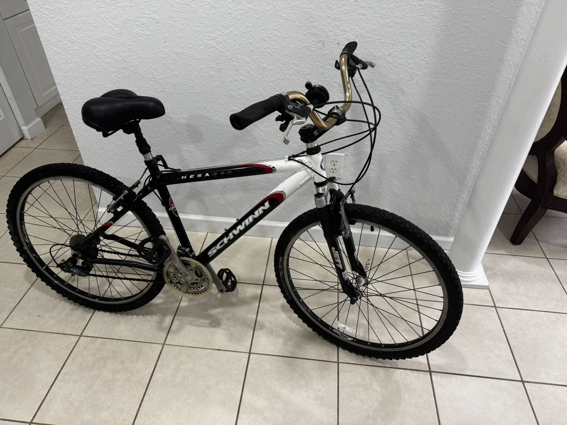 Schwinn Mesa GSX Mountain Bike 21” Aluminum Frame RockShox 26” wheels 21 Speed. Need adjust the gears .