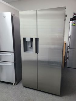 Refrigerator side by side