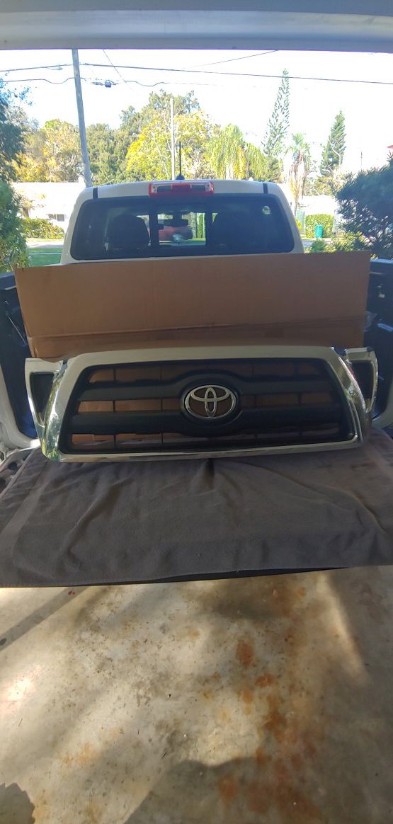 08 Toyota Tacoma front grille