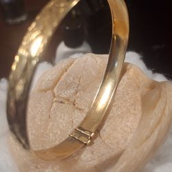 14k gold pulcera con estrellas 10.5g excelente condicion.