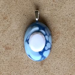 💙 Pretty, blue mottled & white faceted, pendant made from vintage cabochons