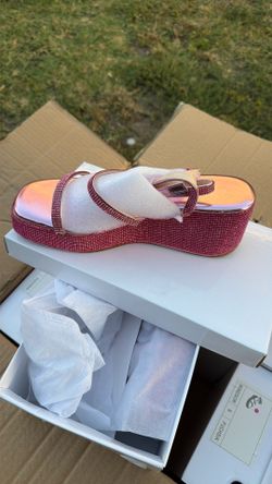 Vendo esta caja de huaraches  para mujer  12 pares un solo color diferentes sizes desde 5.5 asta size 10 $30 por  toda la caja