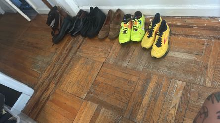 Selling the lot of shoes