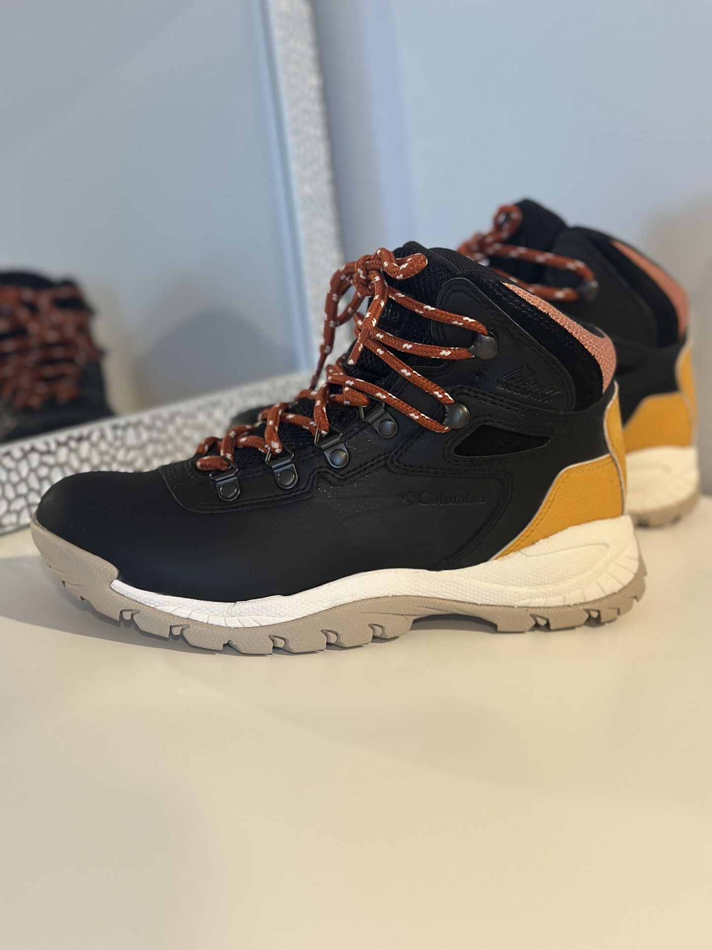 Columbia Newton Ridge Plus Women's Hiking Boot Hiker Black Yellow Sz 7