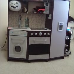 New Condition KidKraft Kitchen Set 