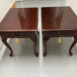 Pair of Thomasville Queen Anne Style End Tables in Like-New Condition 