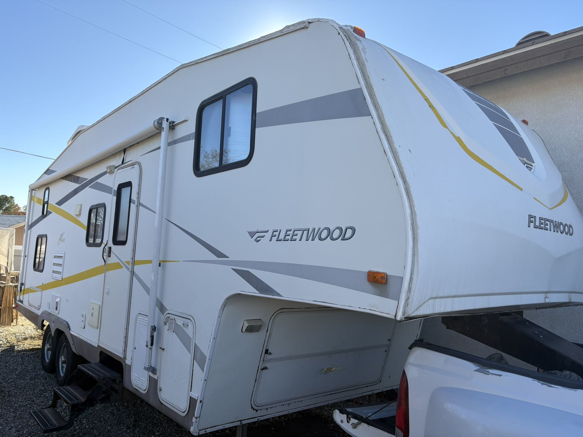2005 Fleetwood Pegasus 26’ 5th Wheel