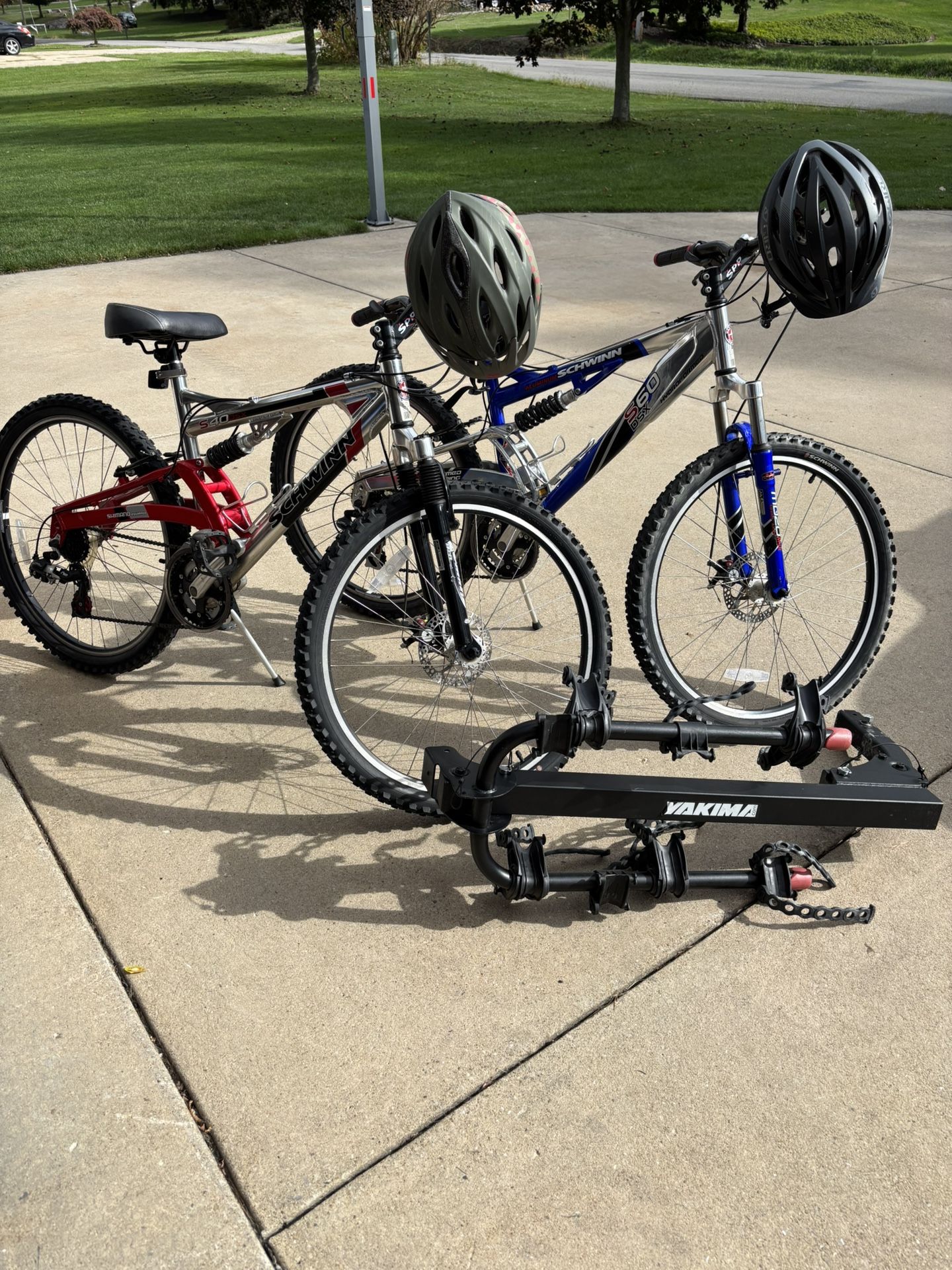 LOT 2 Schwinn Bikes, Yakima Bike Rack, 2 Helmets