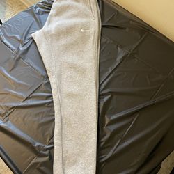 Men Nike Joggers (size Medium)