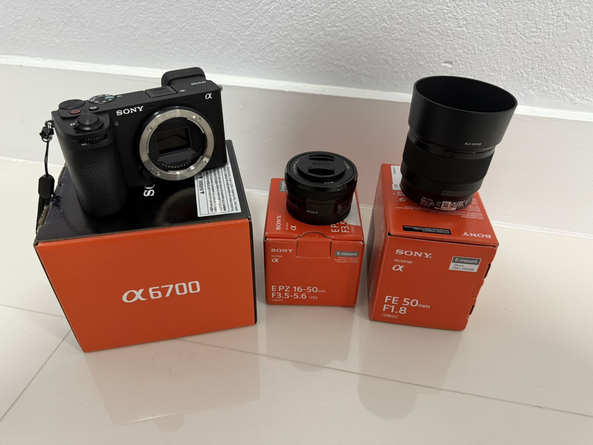 Sony A6700 Body + Sony 50mmm 1.8f + Sony 16-50mm f3.5-5.6