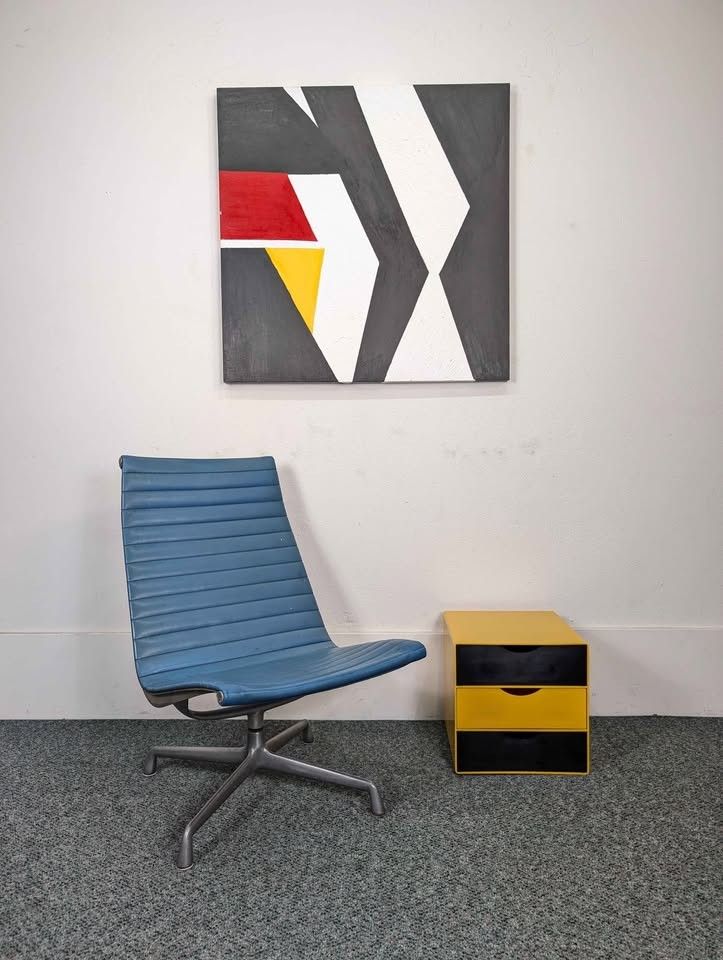 Patina
MCM Vintage Blue Herman Miller Aluminum Group Swivel Chair