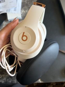 Light pike beats 3 Bluetooth headphones