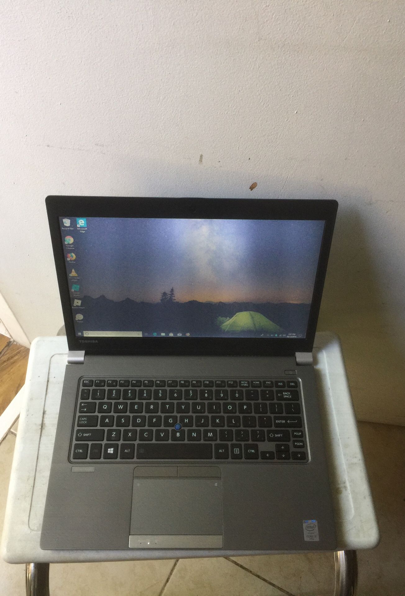 Very thin laptop 13”Toshiba i5 window 10 128gb SSD 8gb ram come with charger