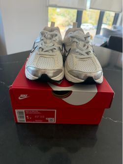 Nike V5 Size 1Y