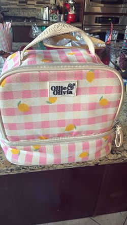 Ollie e Olivia lunch box.  $10