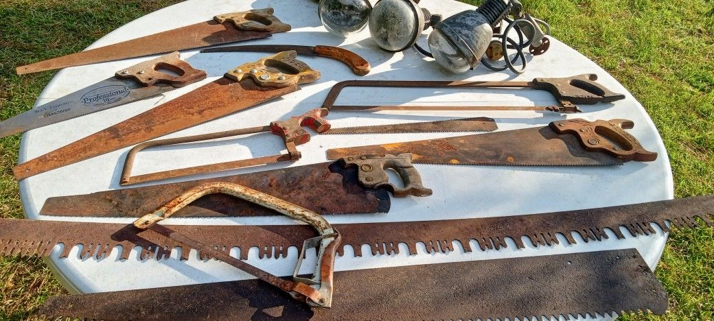Antique H. Disston And Sons Stamped Vintage Wooden Hand Saws and Other Various Types Of Hands Saws. All In Good Condition In General.