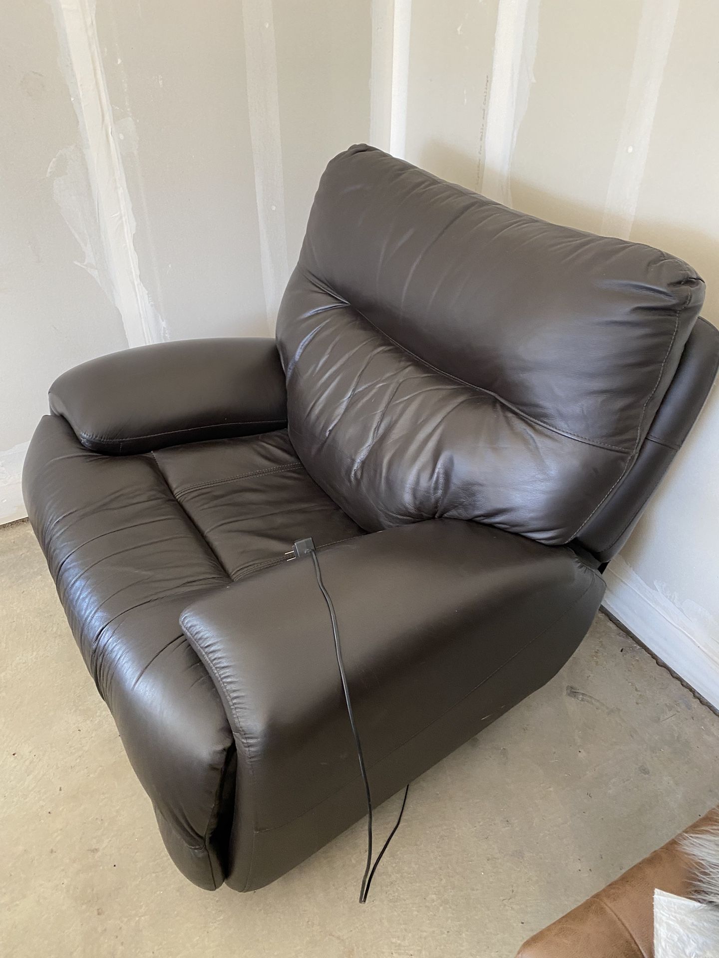 Dark Brown Electric Leather recliner $200 (located In Lehi)