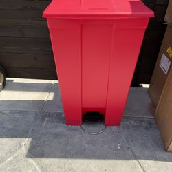 New rubbermaid step on trash can 23 gallons asking $90 