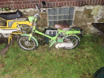 1968 Honda express 600 miles very rare. Has drive shaft and unique kick start starter. Has head and tail lights. Need $30 6volt battery. Motor kicks o