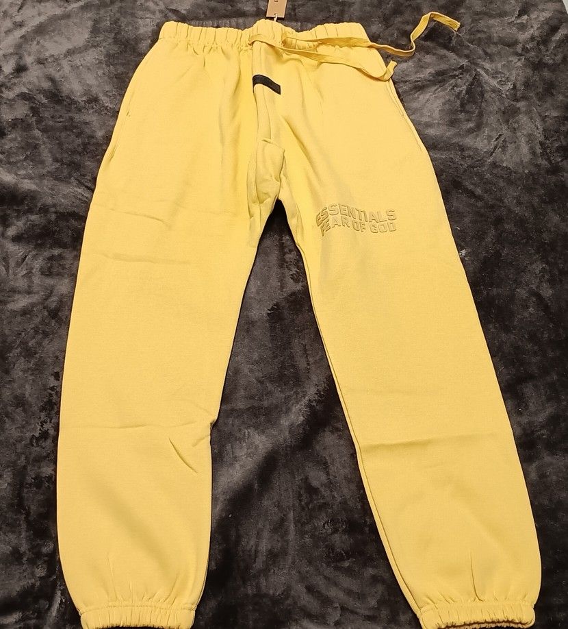 Essential FEAR OF GOD SWEAT PANts Men's Size LARGE
(READ THE DESCRIPTION)