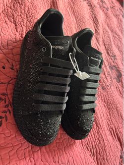 Tengo este par de zapatos marca Alexander McQueen en buenas condiciones, no malos una vez y los dejé de usar. Los estoy dando baratos y los llevo a do