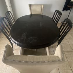 Solid Wood Dinning Table. 