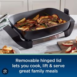 Removable hinged lid lets you cook, lift & serve great family meals