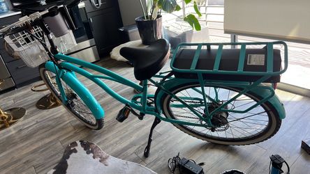 Beach cruiser E bike slightly used w/ basket and attachments