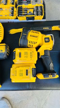DEWALT 20-volt max Lithium ion (Li-ion) Cordless 1000-Lumen LED Rechargeable Flashlight