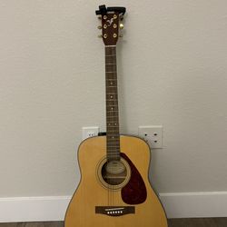 Yamaha f335 acoustic guitar 