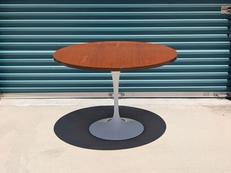 Authentic Mid Century Modern Tulip Dining Table by Eero Saarinen for Knoll, 2012