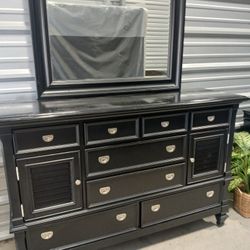 Dresser And Mirror .. (In Burlington)