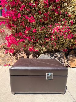‼️ BRAND NEW STORAGE OTTOMAN ‼️ black mark from moving tape on top ‼️ 50% off the original price ‼️PLEASE, check my other listings and follow!