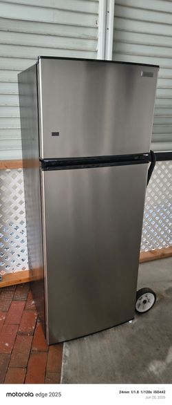 Compact refrigerator