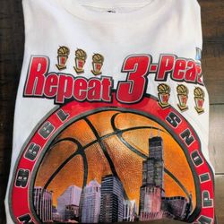 Original 1998 Chicago Bulls "Repeat 3-Peat" 1998 T-shirt Basketball NBA size XL in Near Mint Condition (Original Owner)