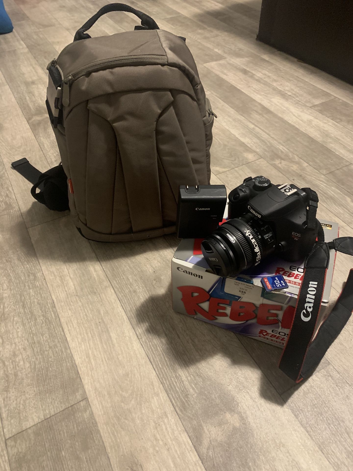 Complete Canon T5 Kit w/ Camera Bag & Memory Card!