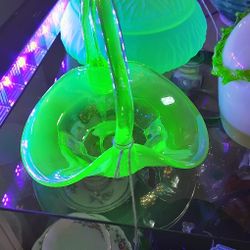 Gibson Yellow Opalescent Bridal Basket With Handle Vaseline/Uranium Glass- Located In Shelton 