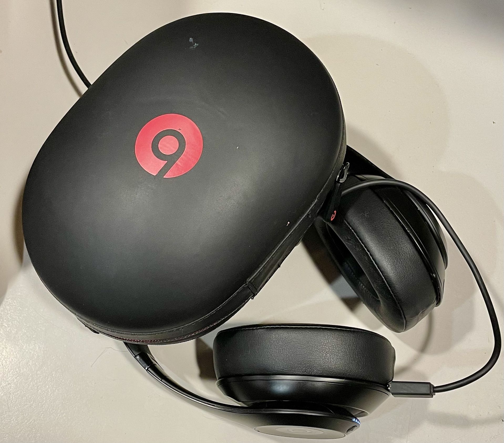 Beats by Dr. Dre Studio3 Wireless Over Ear Headphones Black/Red display picture 1