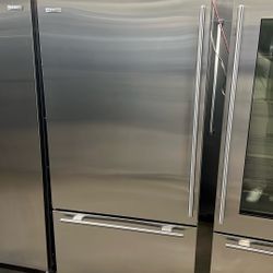 SUB ZERO 36”WIDE BUILT IN STAINLESS STEEL BOTTOM FREEZER 