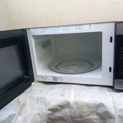 GE MICROWAVE OVEN (Med. Size,)