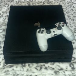 PS4 WITH ONE CONTROLLER