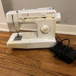 Singer Sewing Machine 4830c with Foot Pedal Electronic Control
