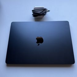 MacBook Air 2022 13inch M2 Chip 16gb RAM 256 SSD (Mint Condition)
