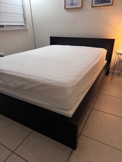 Full size bed