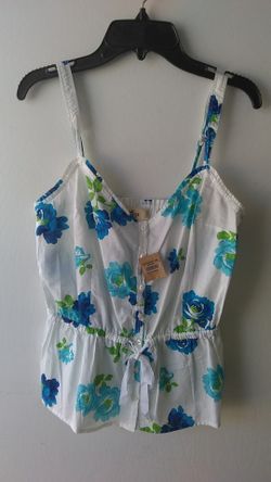 Hollister Top. New with tag. Size S.